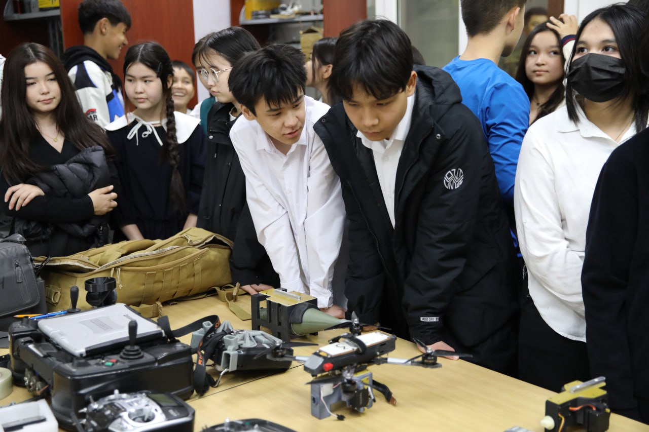 Когда служба – наука: школьники посетили технологический парк Национального университета обороны