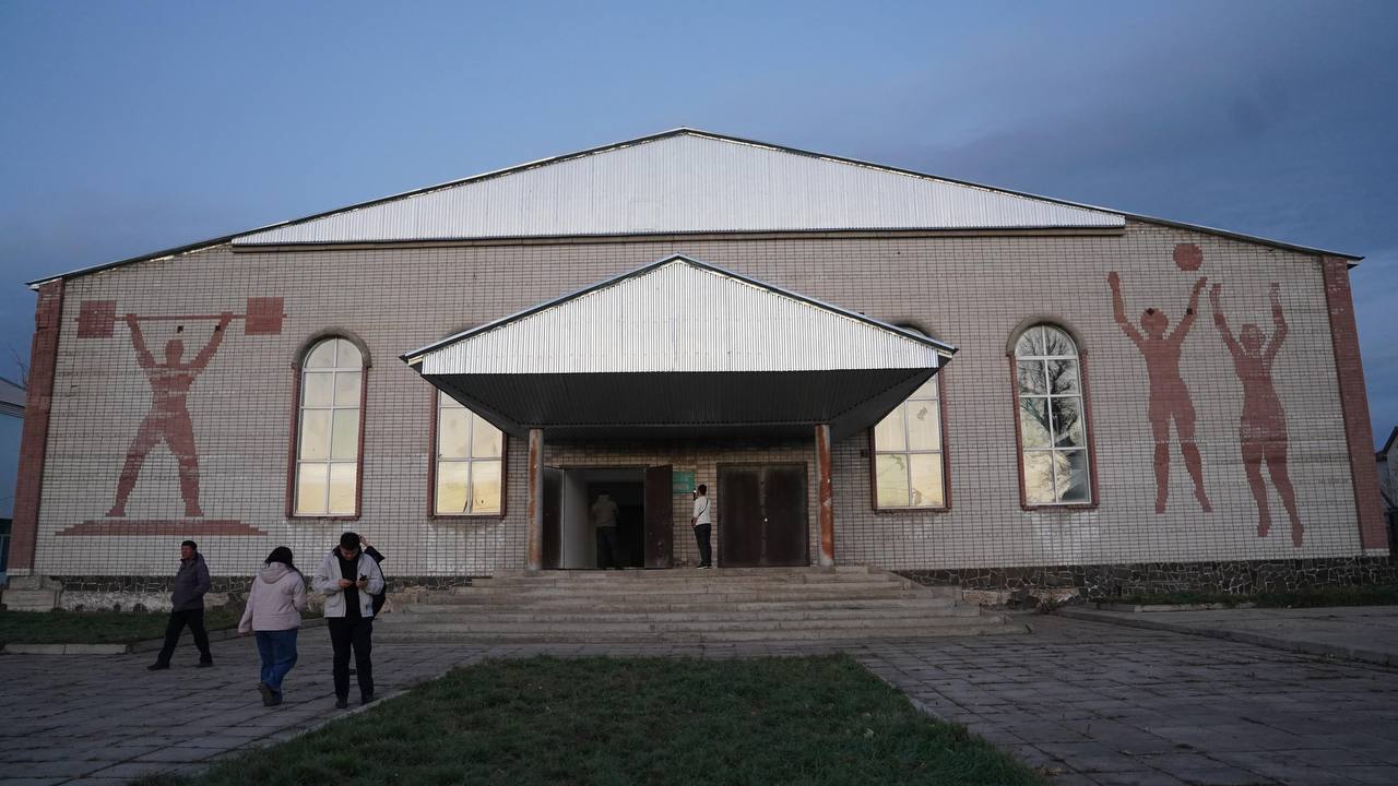 В спорткомплексе села Привольное Уланского района проводится капремонт