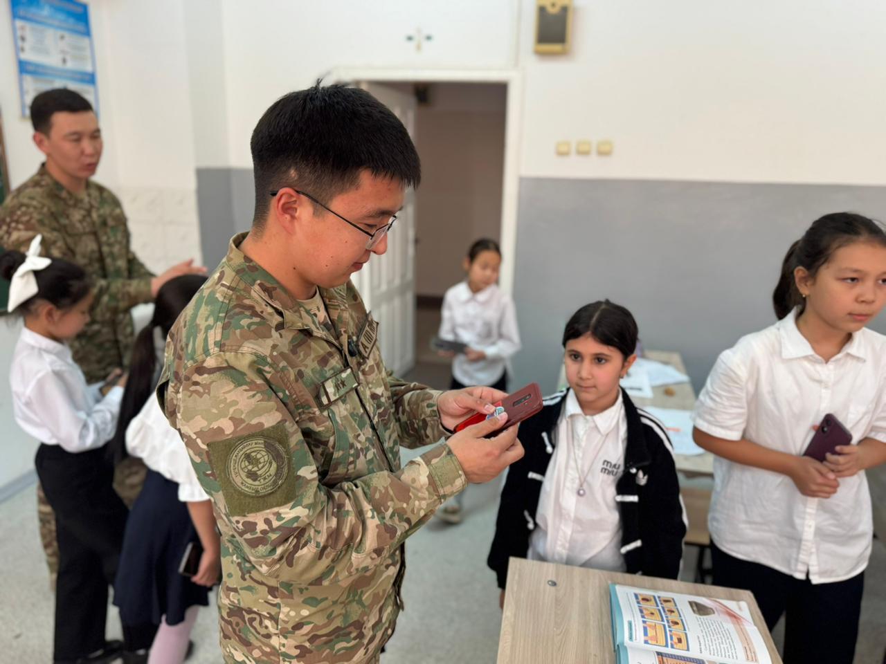 В Таразе на телефоны школьников наклеили наклейки безопасности