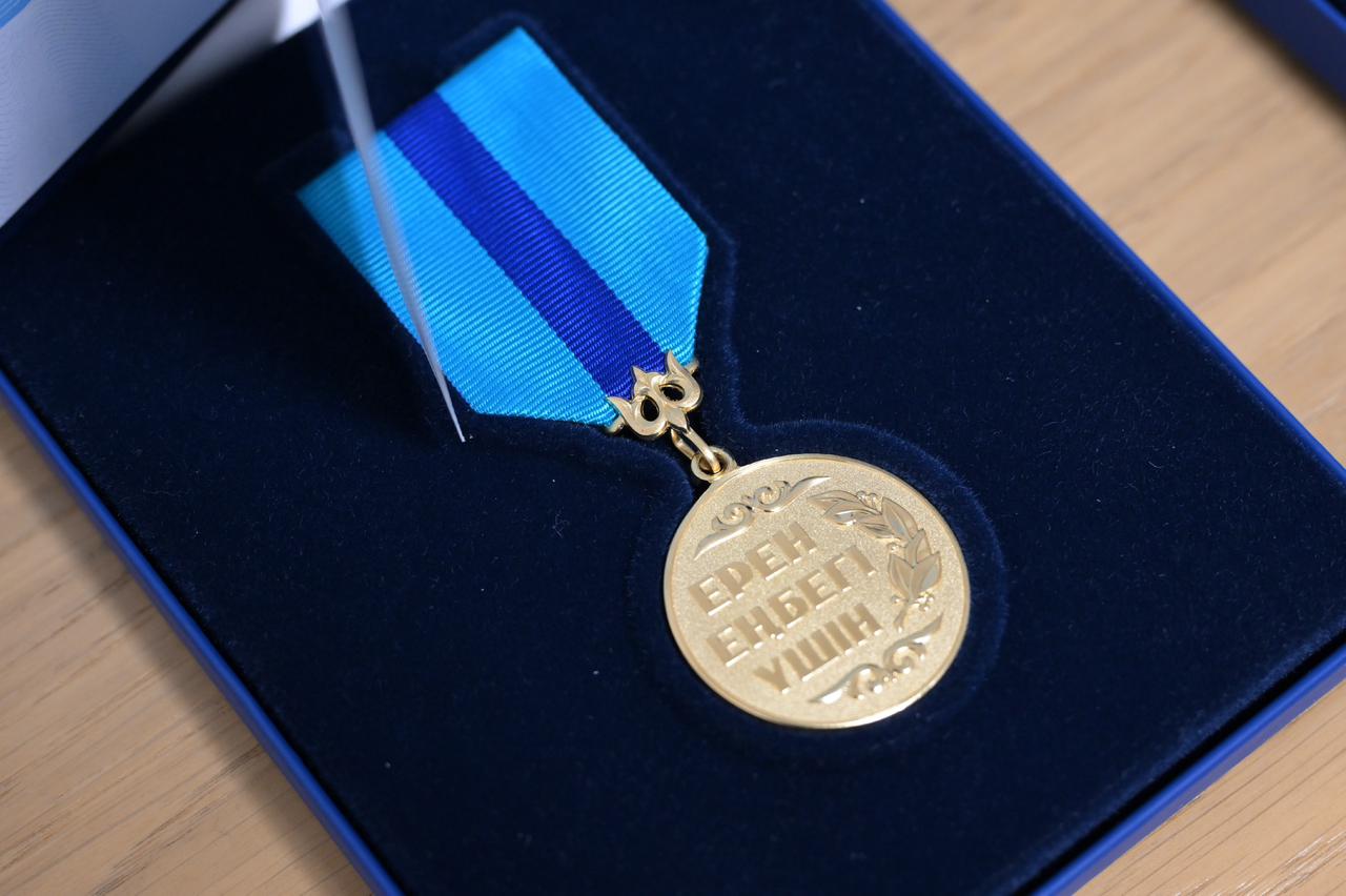 Дархан Сатыбалды вручил алматинцам госнаграды от имени Главы государства ко Дню Республики