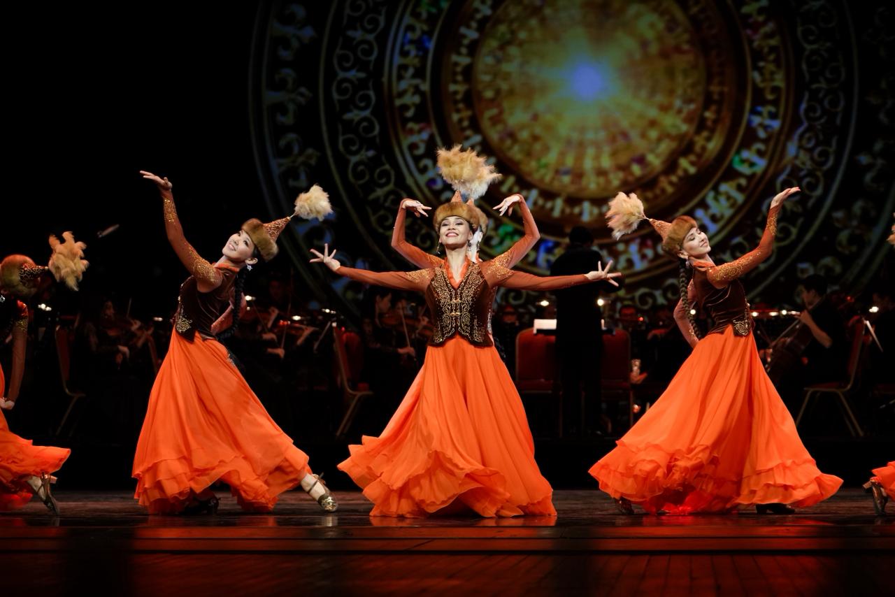 Праздничный концерт «Мәңгі ел»: Премьера хореографических миниатюр «Қарлығаш» и «Құрбылар»