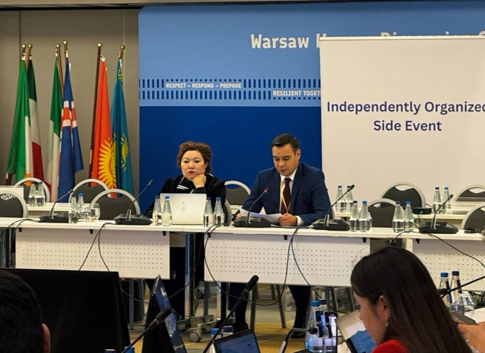 Артур Ластаев рассказал в Варшаве о работе по противодействию семейно-бытовому насилию.