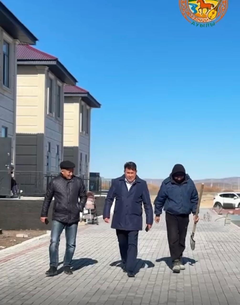 На территории таунхаусов по улице Кумжон проводятся работы по благоустройству.