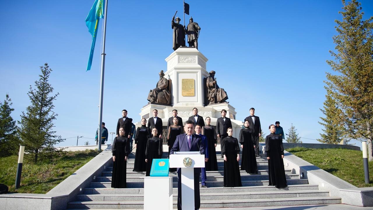 В ВКО прошла церемония поднятия  Государственного флага