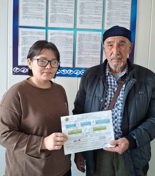 Раздача брошюр по получению государственных услуг