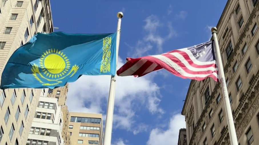 В Нью-Йорке на Уолл-Стрит состоялась церемония поднятия Государственного флага Казахстана
