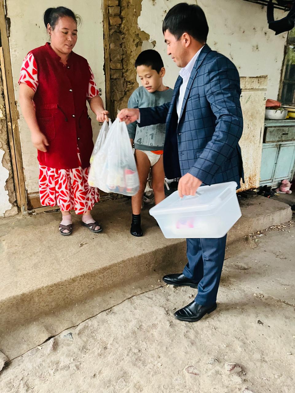 Аким Рыскуловского сельского округа Е. Калисбаев посетил семьи подростков с ограниченными возможностями.