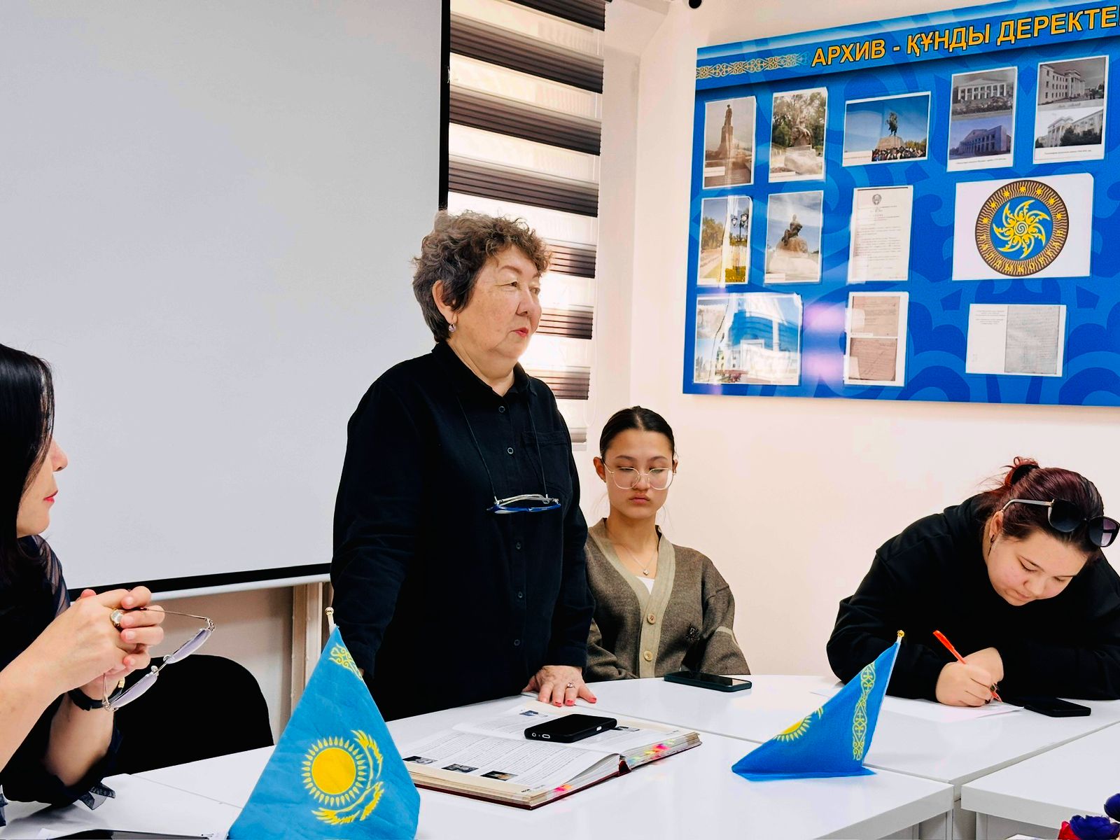 Круглый стол к Дню Республики прошел в госархиве области Жетісу