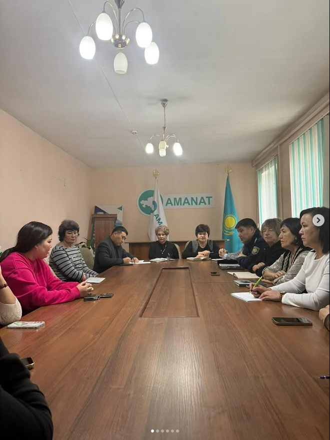 На встрече с участием председателя маслихата района Л.А. Гречушниковой и заместителя акима Т.Н. Мыслимовой обсуждались вопросы развития района, улучшения инфраструктуры и поддержки предпринимателей.