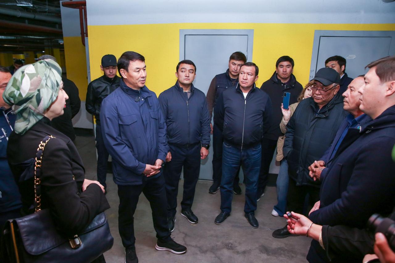 Аким Алматы рассмотрел обращения жителей по вопросам благоустройства и застройки