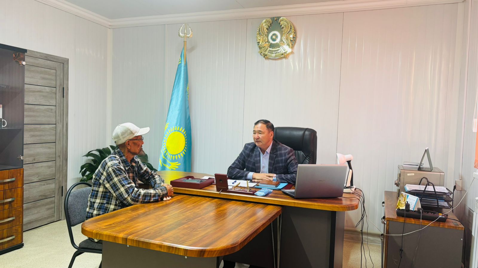 Аким округа провёл личный приём жителей села Казахстан.