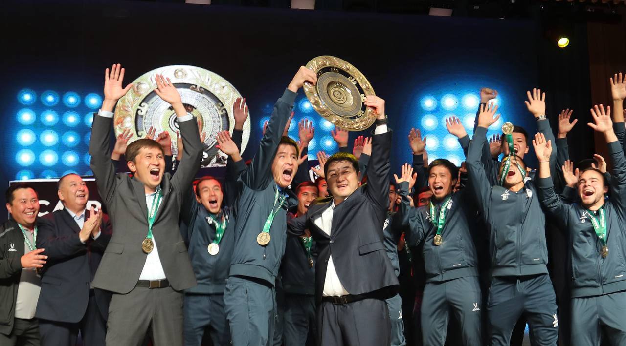 Аким Мангистауской области поздравил футболистов «Каспия» с выходом в Премьер-Лигу