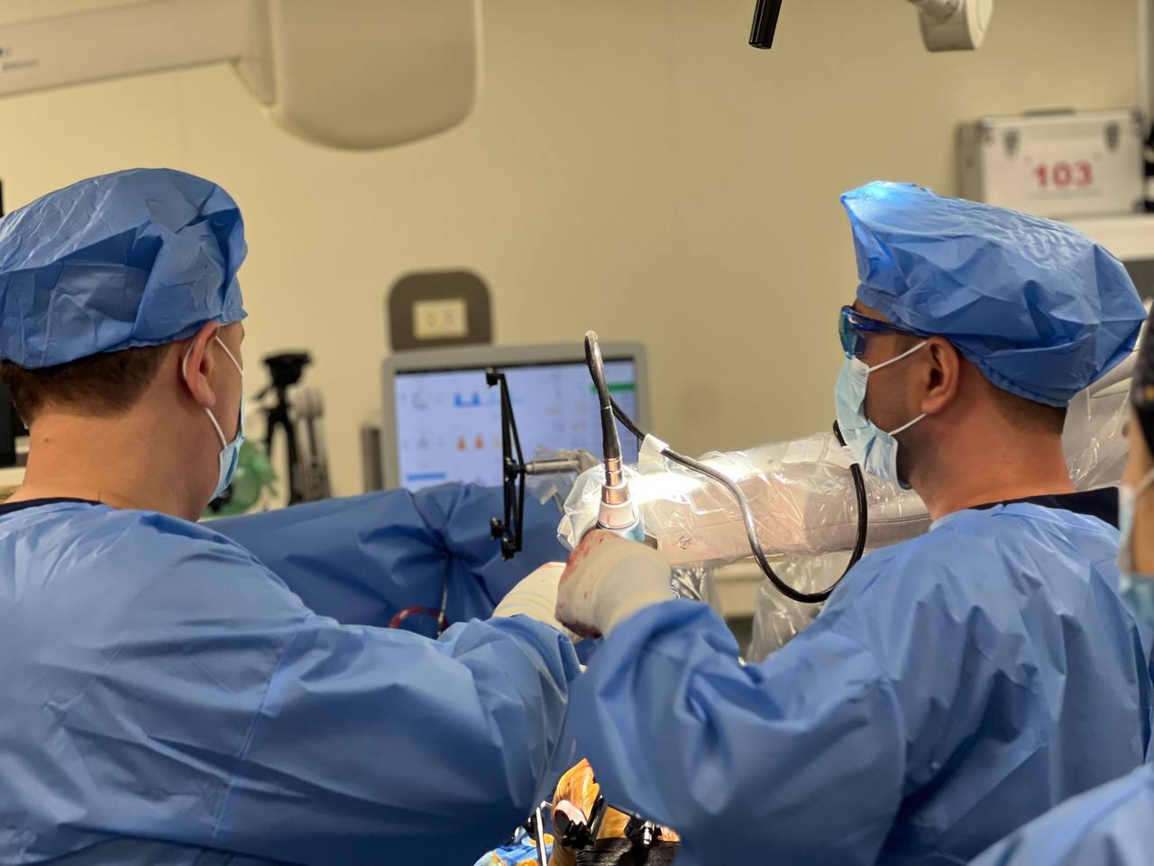 РОБОТ В ТАШКЕНТЕ: ПЕРВЫЕ ОПЕРАЦИИ ПО ЭНДОПРОТЕЗИРОВАНИЮ