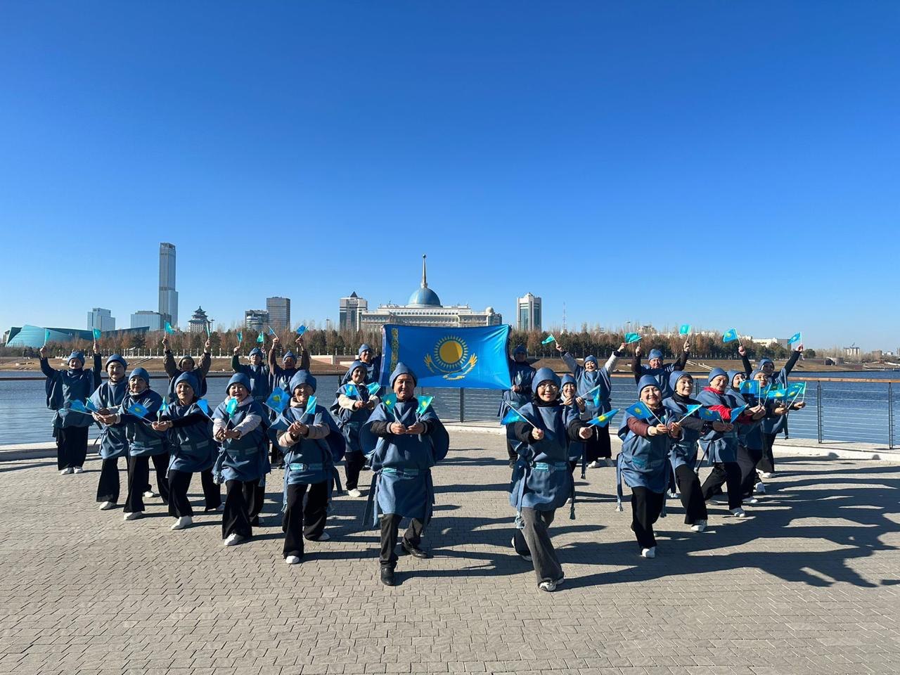 Пожилые жители столицы провели танцевальный флешмоб ко Дню Республики