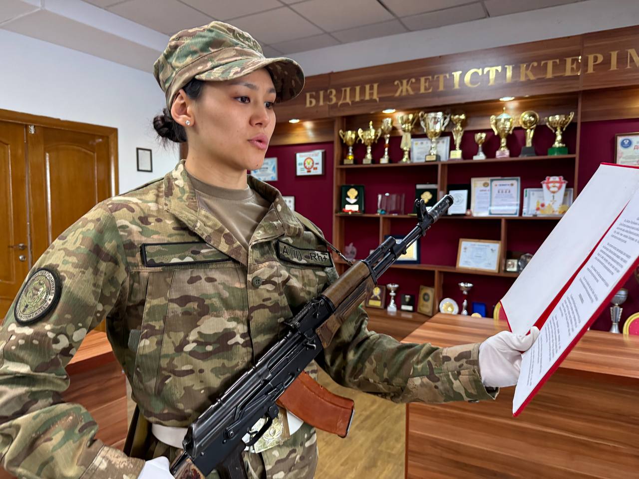 Армейская спортсменка, чемпион мира по боксу Алуа Балкибекова приняла Военную присягу