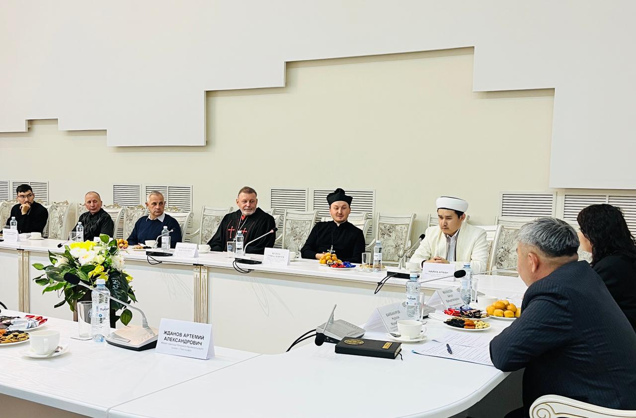 Прошел круглый стол Клуба руководителей религиозных объединений по случаю празднования Дня Духовного согласия
