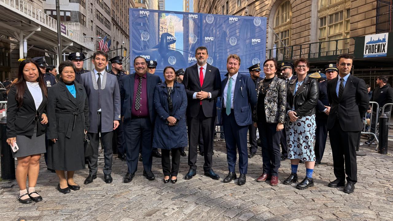 В Нью-Йорке на Уолл-стрит состоялась церемония поднятия Государственного флага Казахстана и вручение официальной прокламации Мэра города, посвященной Дню Республики