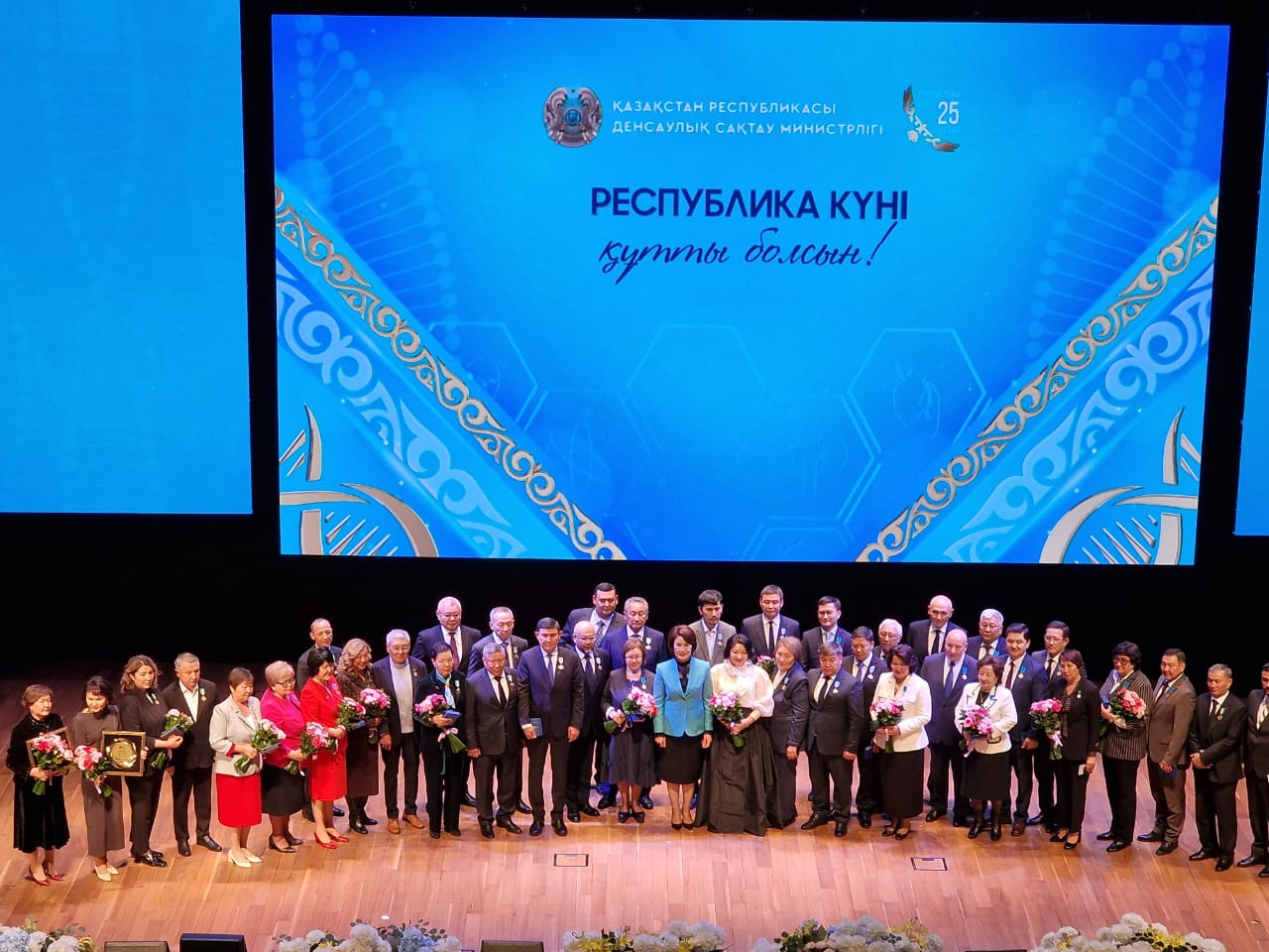 Более 180 сотрудников санэпидслужбы награждены ко Дню Республики