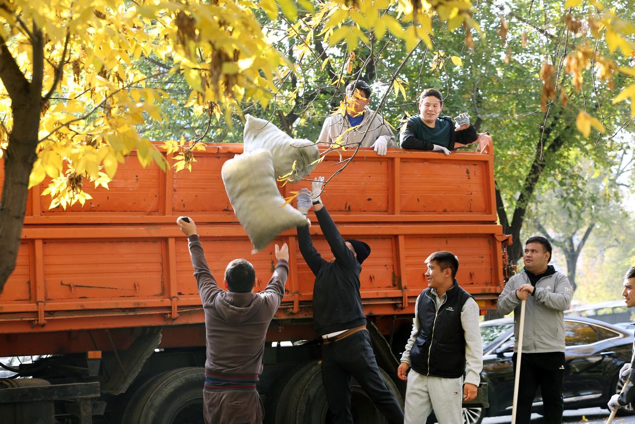 В Алматы прошел локальный субботник в рамках акции «Таза Қазақстан»