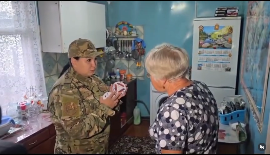 «Забота спасателей»: в районе Алтай пенсионерам устанавливают датчики угарного газа