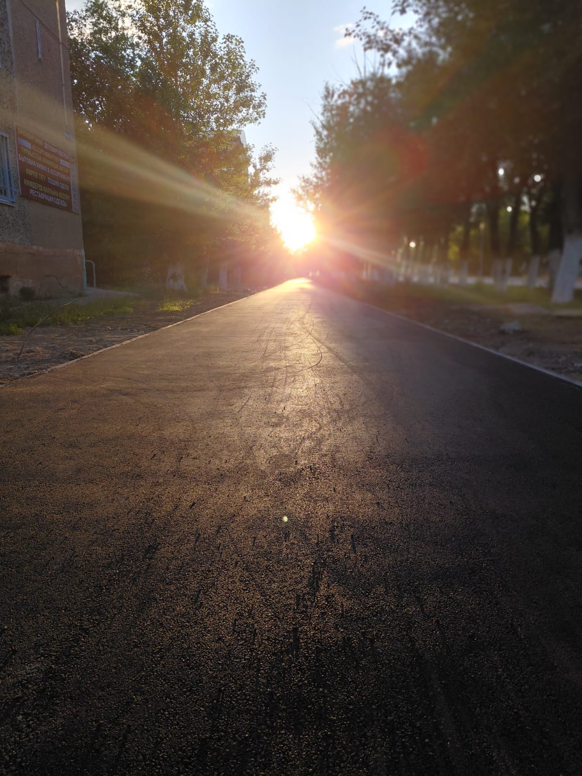 По поручению акима области в Житикаре ведётся работа по ремонту тротуаров и благоустройству городской инфраструктуры.