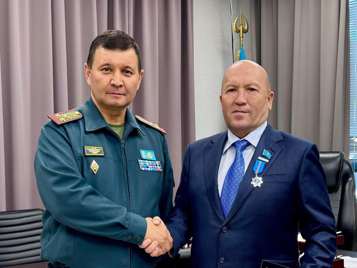 Председатель Маслихата Туркестанской области был награждён юбилейной медалью «30 лет Министерству по чрезвычайным ситуациям».
