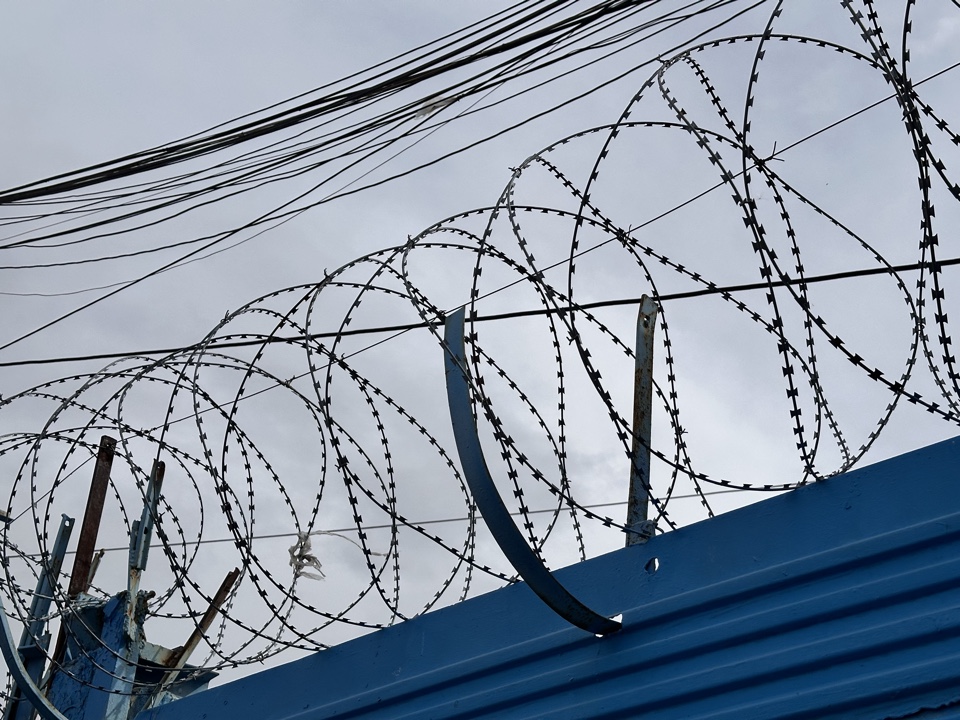 «Буду исправляться»: муж, избивший супругу, получил второй шанс, но променял метлу на угрозу тюрьмы в ВКО