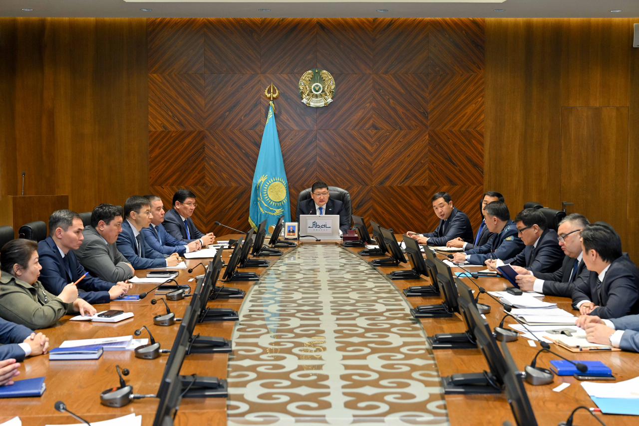 В области Абай обсудили кадровую стабильность и организацию питания в школах