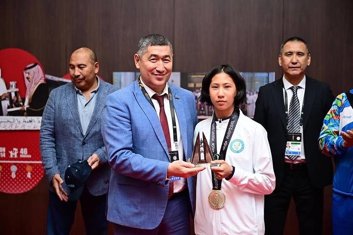 Руслан Есеналин поздравил Анелю Цой, представлявшую сборную Астаны на III юношеских Азиатских играх в Манаме (Бахрейн)