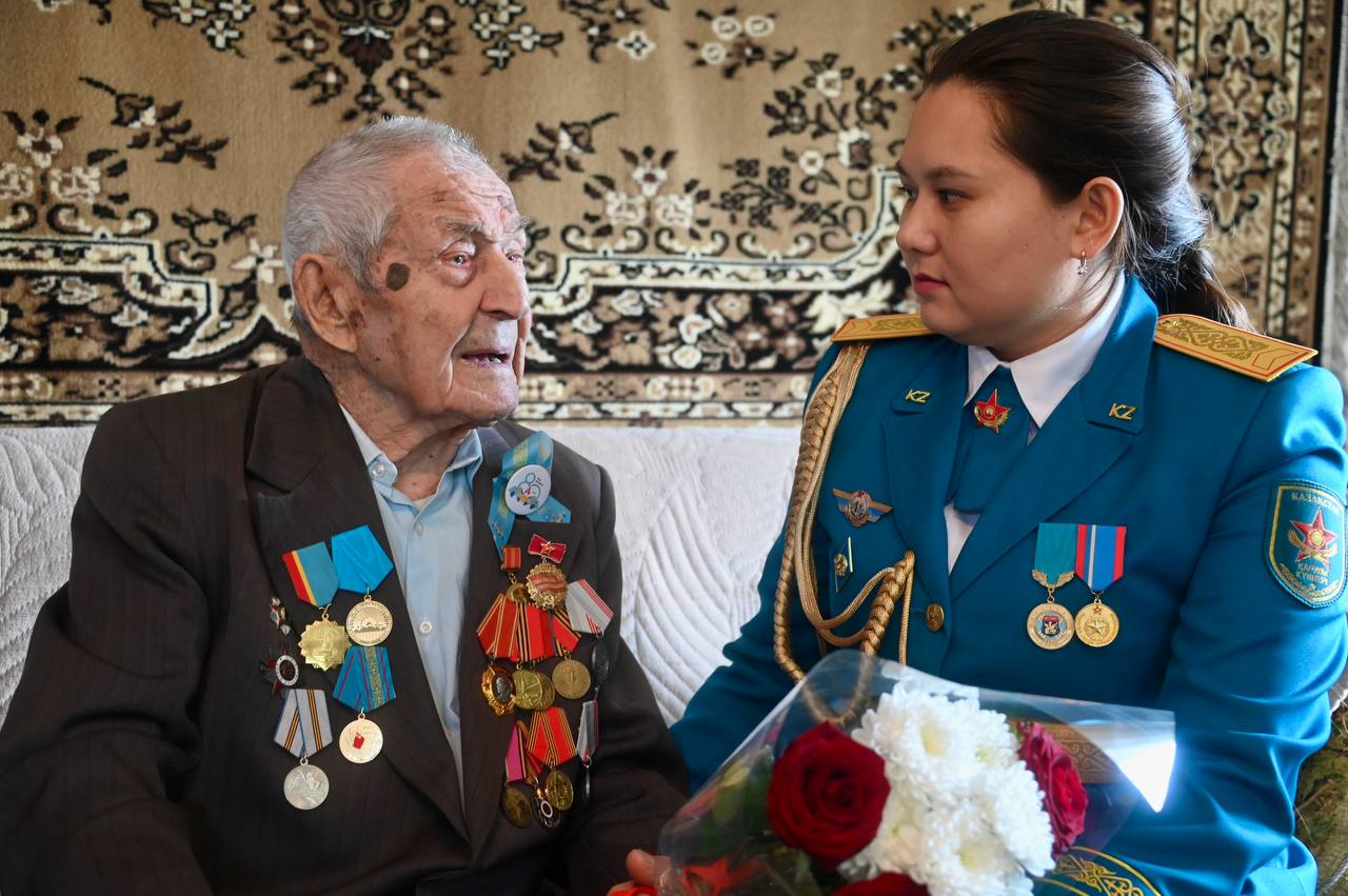 Министр обороны поздравил фронтовика с днем рождения