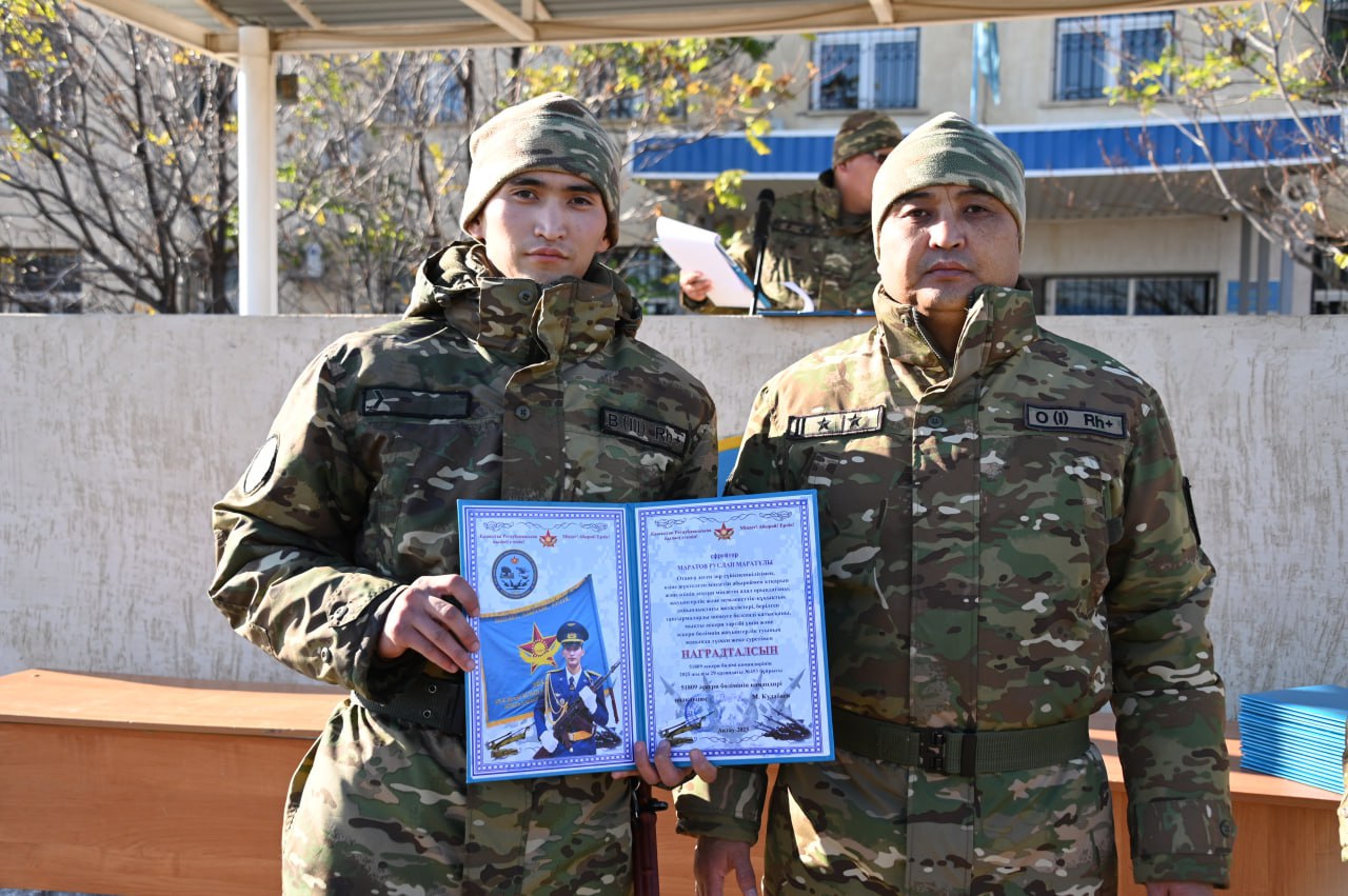 В Актауском гарнизоне свыше 200 солдат простились с Боевым знаменем