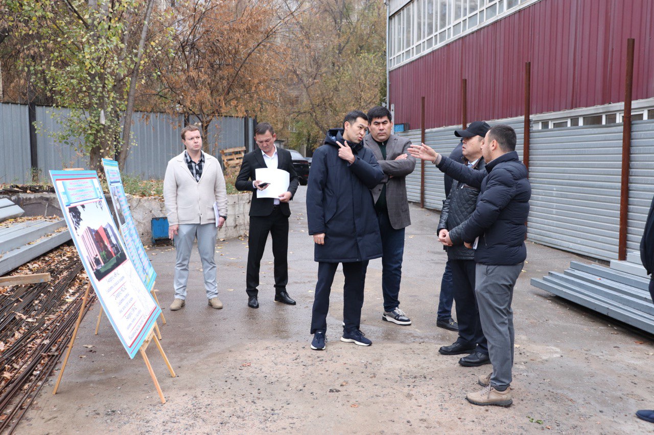 Заместитель акима города Алматы Абзал Нукенов посетил СШВСМ и ознакомился с ходом строительства нового спортивного объекта