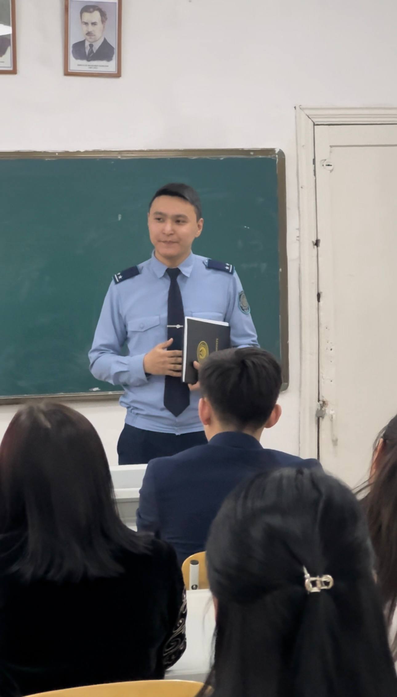 В области Абай сотрудниками Управления по противодействию киберпреступности в школе №52 был проведён урок безопасности по профилактике интернет-мошенничества.