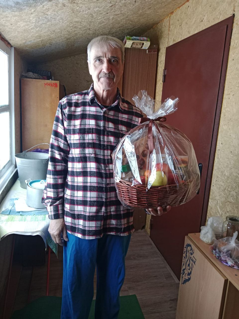 Депутаты районного маслихата посетили ветеранов на дому, лично выразили слова благодарности за проявленное мужество и стойкость.