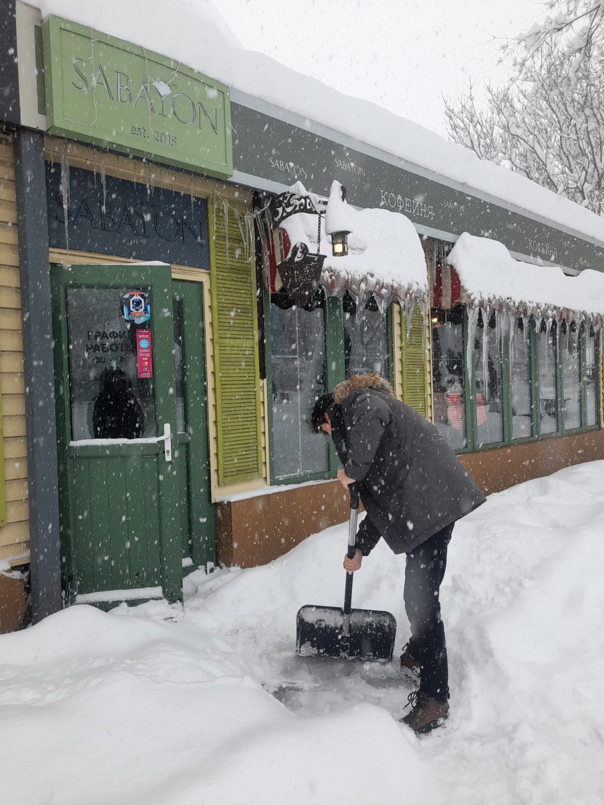 Владельцы коммерческих объектов проводят работы по очистке снега