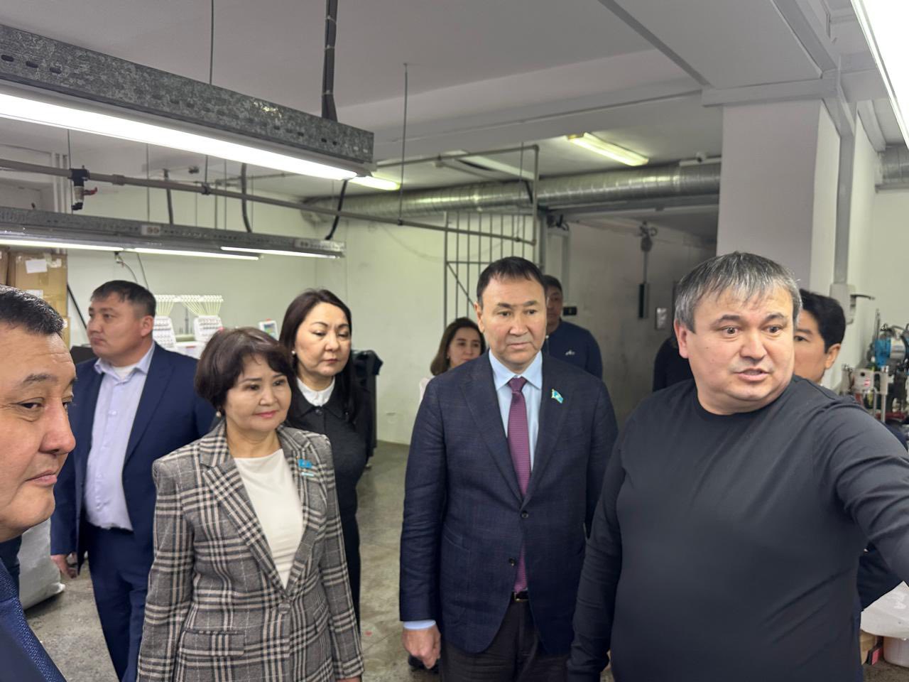 Депутаты столичного маслихата посетили ТОО «DANMARD» одно из производственных предприятий города, работающее в сфере лёгкой промышленности (06.02.2026)
