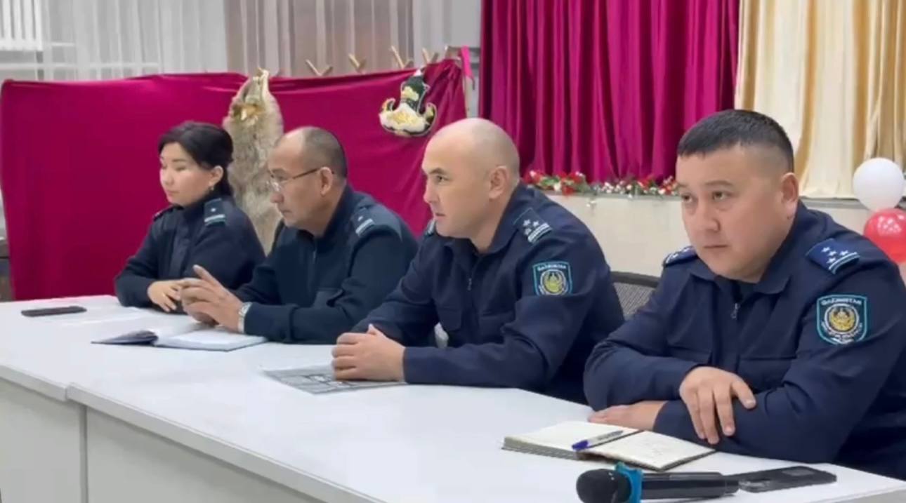 Полицейские области Абай провели комплексный урок безопасности для около 100 учеников школы №47.