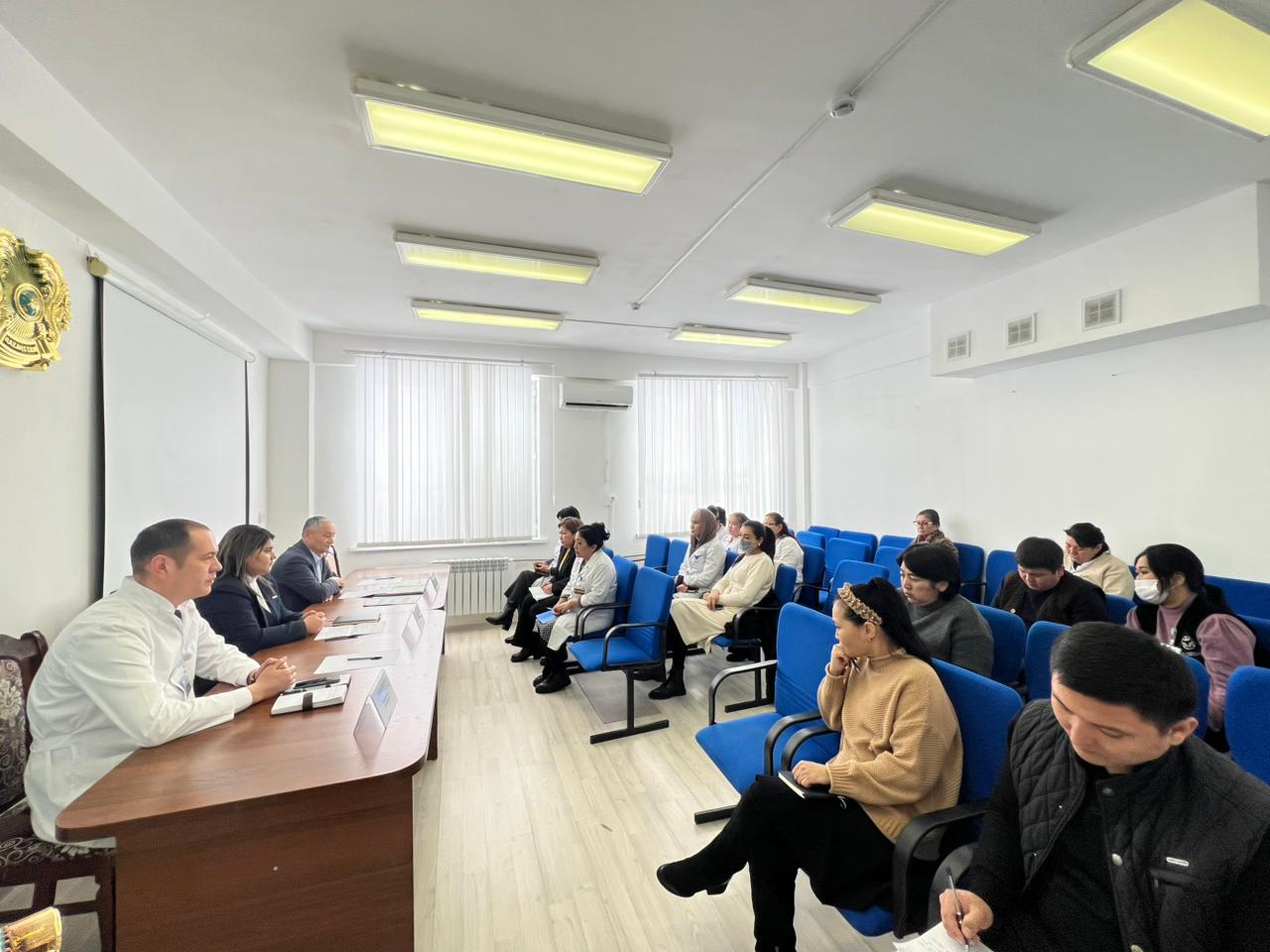 В целях разъяснения проекта новой Конституции Республики Казахстан сотрудниками Центральной районной многопрофильной больницы г. Каратау проведена встреча.