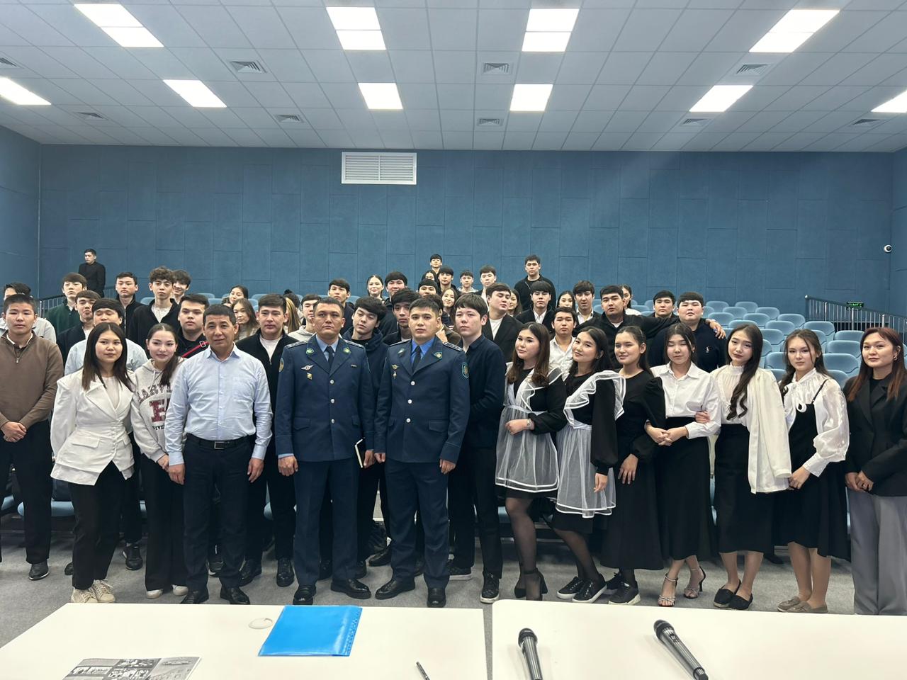 В школе №51 сотрудниками воспитательного отдела учреждения №28 Департамента уголовно-исполнительной системы по Западно-Казахстанской области совместно с группой кадровой политики проведена профилактическая работа с учащимися одиннадцатых классов по профилактике правонарушений и предупреждению преступлений.