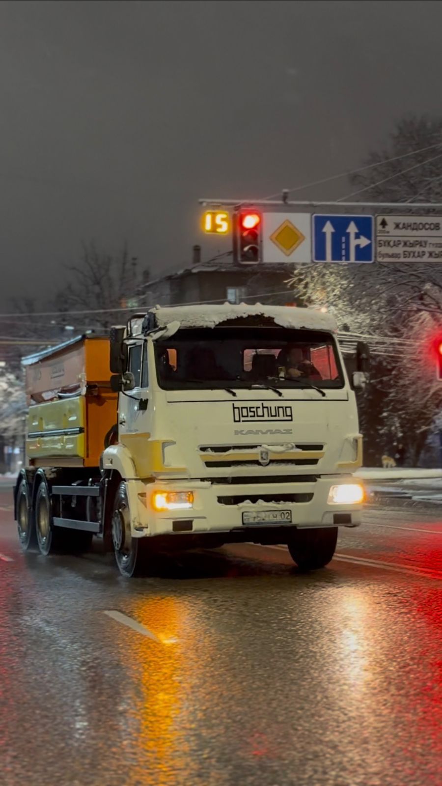 Более 2 тыс. рабочих и 1,3 тыс. единиц спецтехники задействованы в уборке снега в Алматы