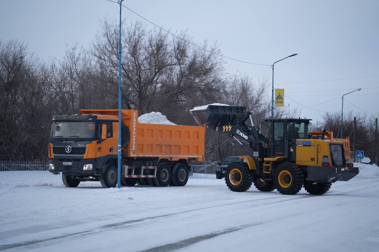 В области Абай на постоянной основе проводятся работы по уборке и вывозу снега