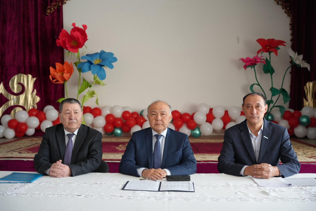 Встреча с коллективом средней школы имени Абая в селе Жамбыл