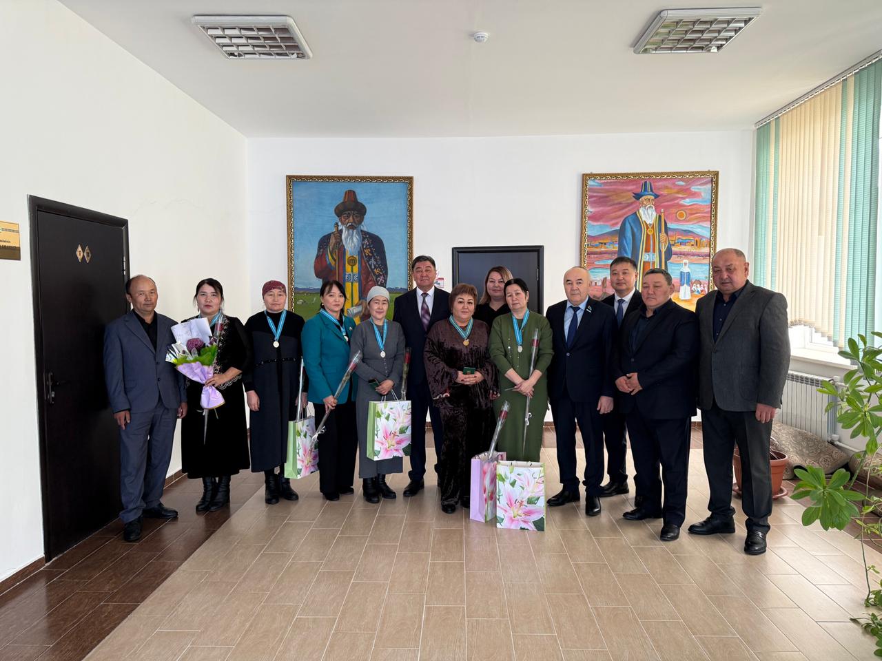 Жительница села Теректі Дәметкүл Көксеген награждена подвеской «Күміс алқа»