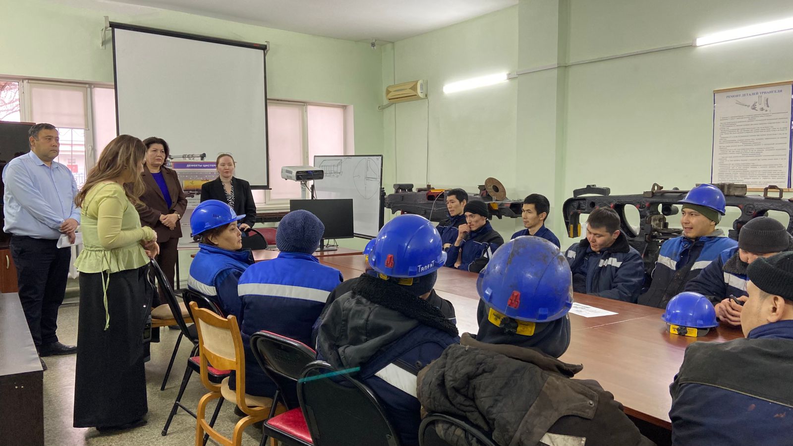 На производственной площадке ТОО «Ак Жайык-7» состоялась встреча с сотрудниками в рамках темы «Уважение к женщине — показатель уровня развития общества».