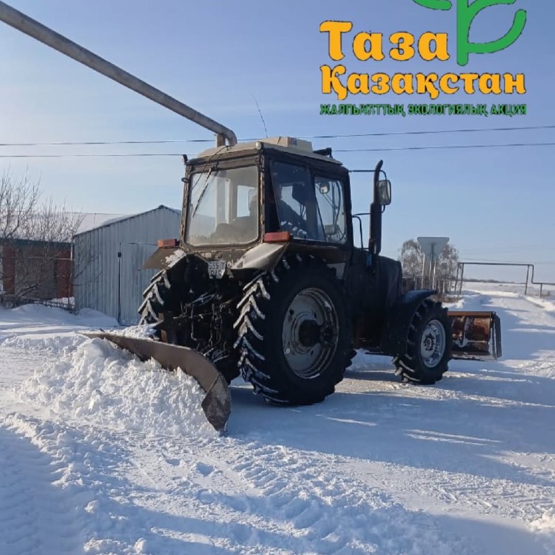 В Свердловском сельском округе в рамках республиканской программы «Таза Казахстан» продолжаются работы по очистке территории от снега.