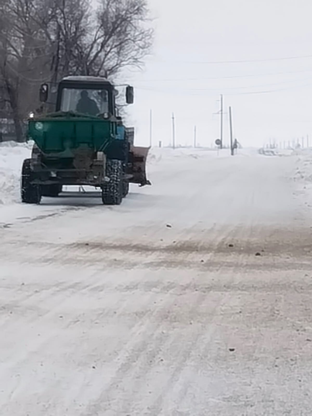 В целях обеспечения безопасности дорожного движения дороги авомобиля засыпаны песком