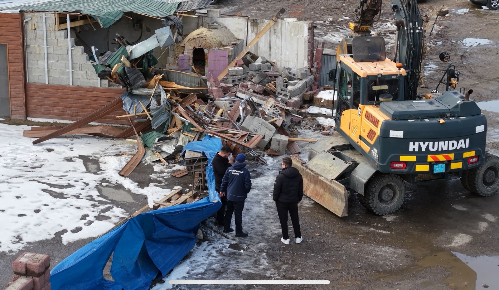 В Алматы сносят незаконную автомойку