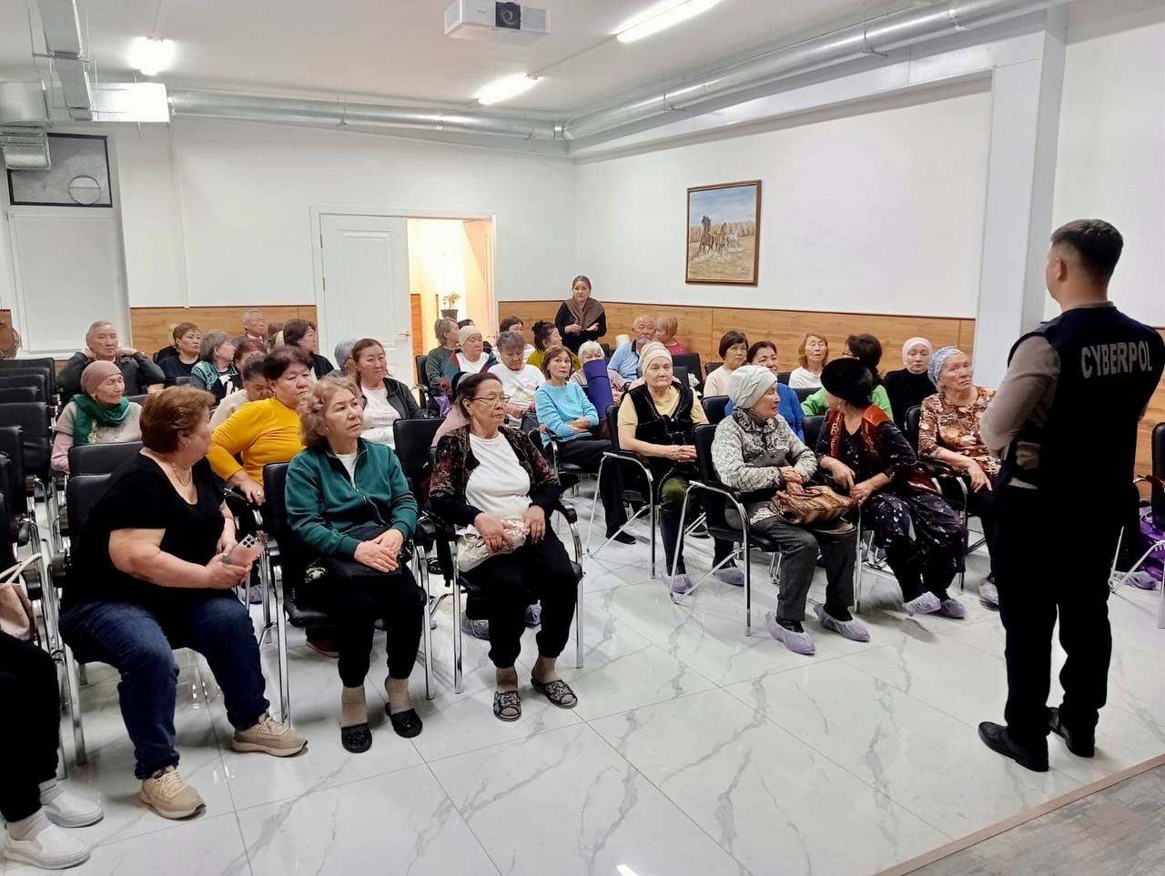 «Закон и порядок»: пожилым жителям рассказали о том, как противостоять кибермошенникам