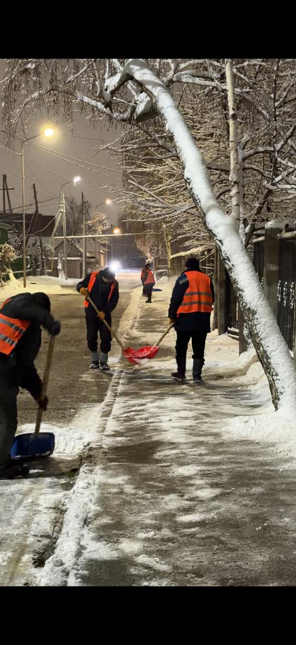 В Ауэзовском районе коммунальные службы работают в усиленном режиме по уборке снега
