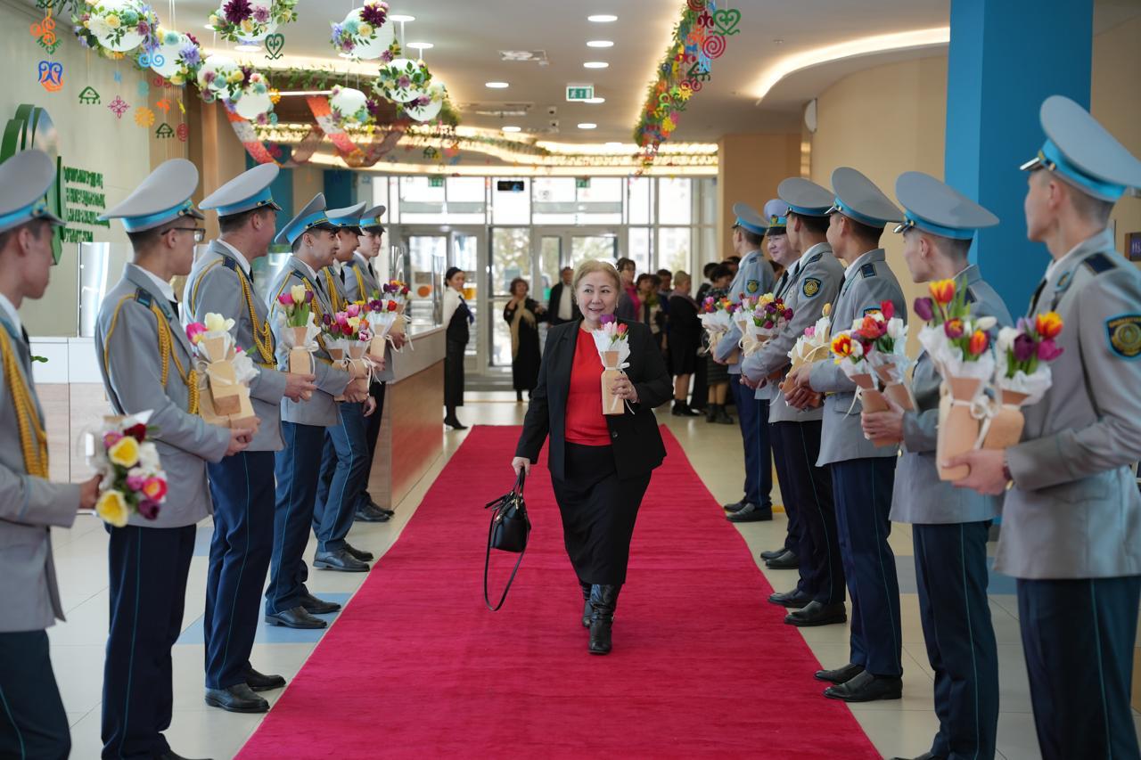 В Алматы чествовали ветеранов педагогического труда праздничным концертом